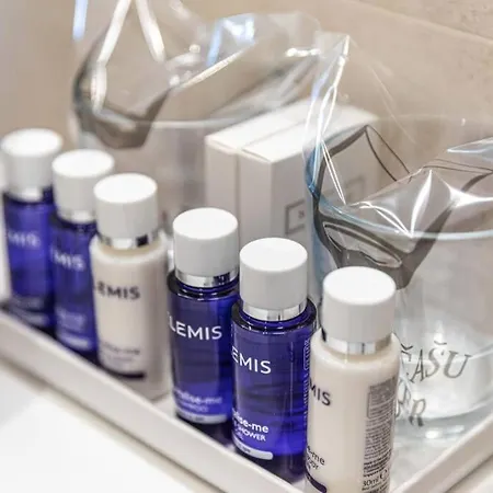 Elegant Art Deco With Balcony