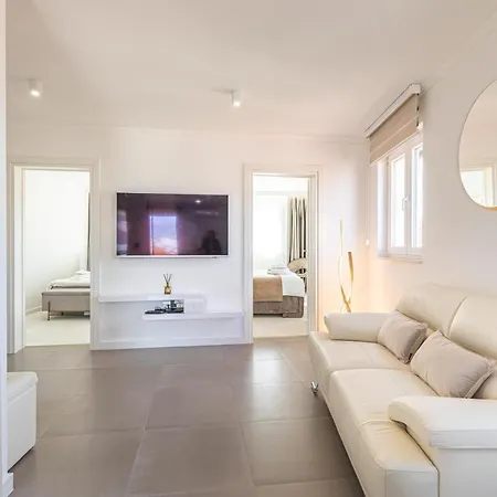 Elegant Art Deco With Balcony Apartman