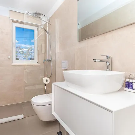 Elegant Art Deco With Balcony *