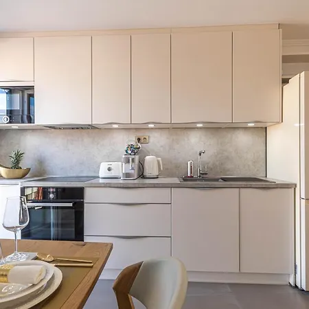 Elegant Art Deco With Balcony Apartman Split