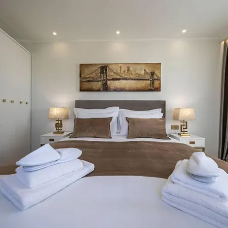 Elegant Art Deco With Balcony