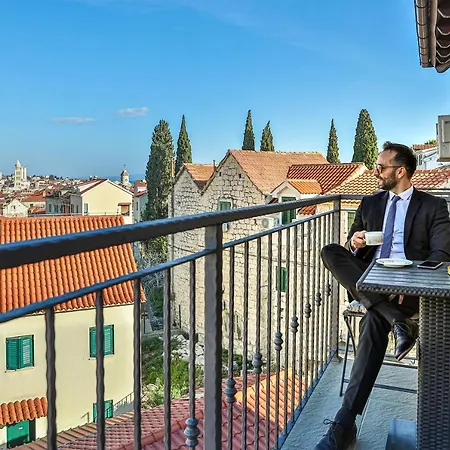 Elegant Art Deco With Balcony *