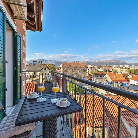 Elegant Art Deco With Balcony